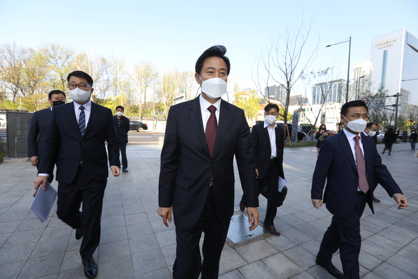 제38대 서울특별시장에 당선된 오세훈 시장이 8일 오전 서울 중구 시청사로 출근하고 있다.(사진=공동취재사진)
