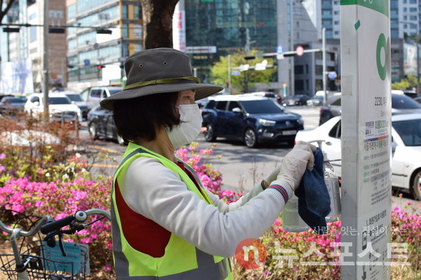 '따릉이 방역단' 이준숙 씨(59)가 따릉이 대여소 방역 업무를 진행하고 있다. (사진=뉴스포스트 홍여정 기자)