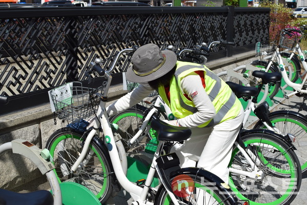 ‘따릉이 방역단’은 공공자전거 대여소 및 자전거 살균 소독과 시민용 손세정제 관리 등의 업무를 맡는다. (사진=뉴스포스트 홍여정 기자)