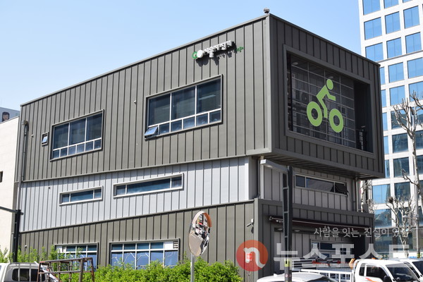 이수역 인근에 위차한 강남공공자전거관리소. (사진=뉴스포스트 홍여정 기자)