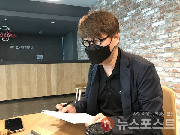 김신 교수는 훌륭한 웹툰작가가 되기 위해선 독서와 영화 관람, 음악 청취 등 다양한 콘텐츠를 소비해야 한다고 강조했다.  (사진=뉴스포스트 이상진 기자)