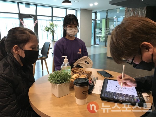 김 교수가 아이패드 프로로 웹툰을 그리는 시범을 보이고 있다. (사진=뉴스포스트 이상진 기자)