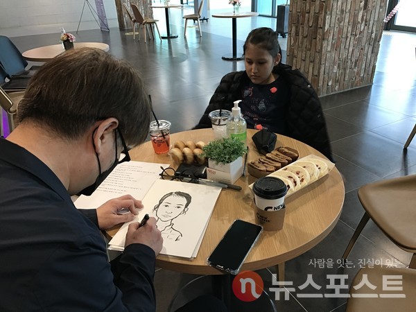 현장에서 박유민 양의 캐리커쳐를 그리고 있는 김 교수. (사진=뉴스포스트 이상진 기자)
