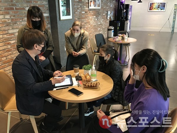 이날 멘토링은 어머니들의 뜨거운 관심이 이어졌다. 웹툰작가가 되기 위한 대학 입시와 직업적 전망 등에 대해 질문하는 어머니들. (사진=뉴스포스트 이상진 기자)