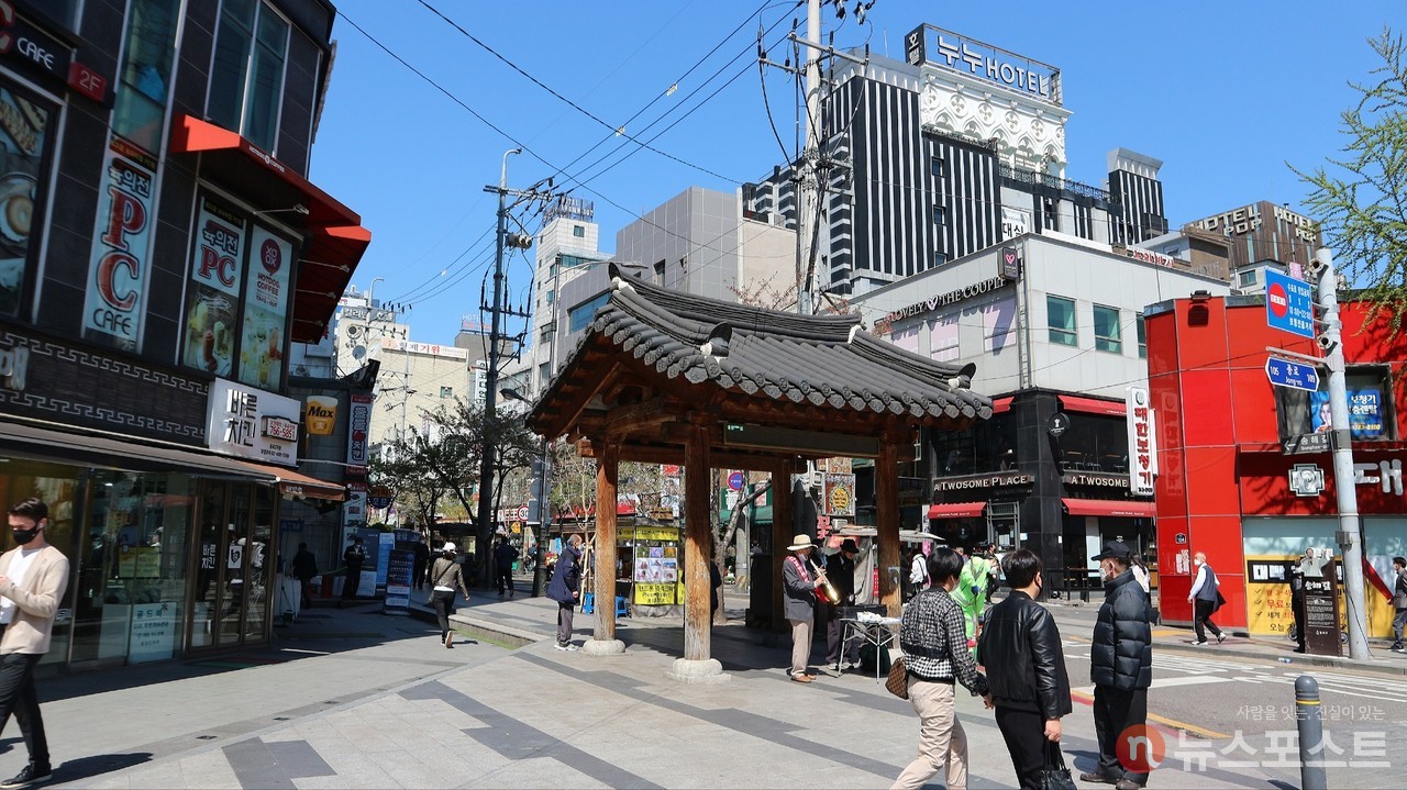 종로 탑골공원 인근 송해 거리 입구. 이 거리에는 노인들을 위한 가게와 시설이 많다. (사진: 뉴스포스트 강대호 기자)