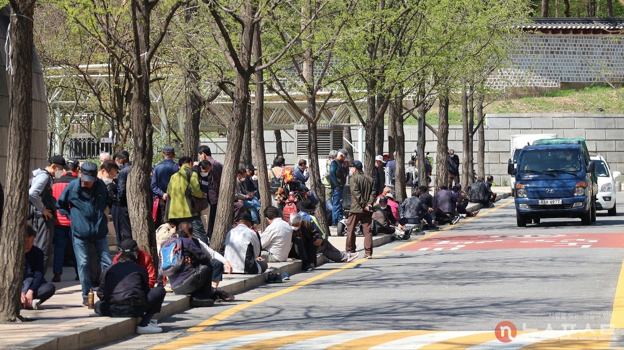종묘광장공원에서 바둑과 장기 두는 노인들. (사진: 뉴스포스트 강대호 기자)