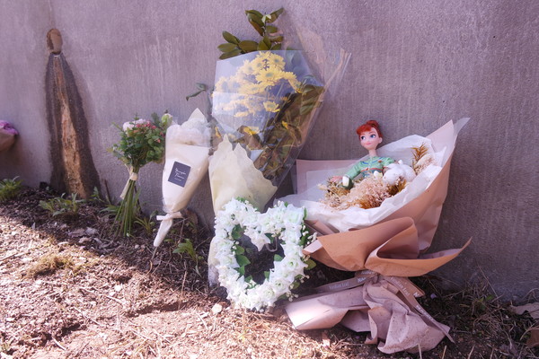 정인이 묘소 위쪽에 아직 싱싱한 생화가 고이 놓여 있다. (사진=뉴스포스트 김혜선 기자)