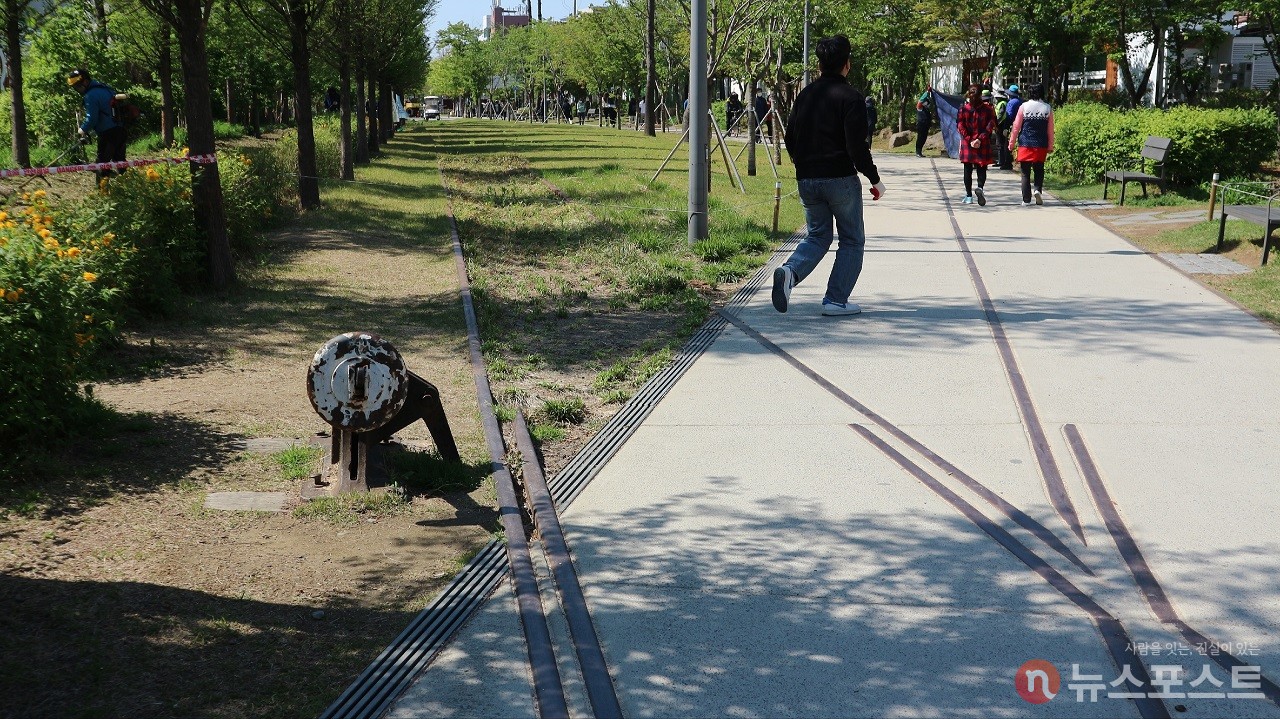 철로가 갈라지는 곳에 설치된 선로전환기. 왼쪽 철로가 경의선 본선이고, 오른쪽 선로가 경성순환선이었다. (사진: 뉴스포스트 강대호 기자)