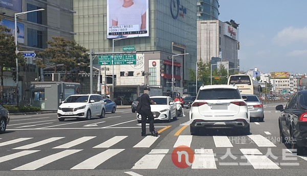보호장비 없이 차도를 주행하는 공유 전동킥보드 이용자(사진=뉴스포스트 홍여정 기자)