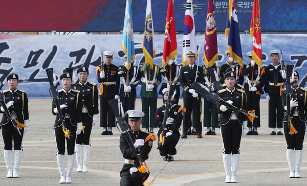 지난 2019년 10월 27일 대구 공군기지에서 여군을 포함한 의장대원들이 퍼포먼스를 하고 있다. (사진=뉴시스)