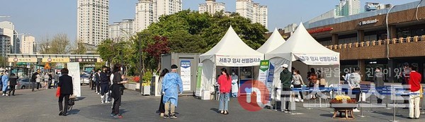 서울 서초구 고속터미널에 마련된 임시 선별검사소에서 시민들이 검사를 받기 위해 줄을 길게 서고 있다. (사진=뉴스포스트 강은지 기자)