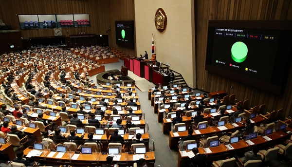 지난달 24일 오후 서울 여의도 국회에서 열린 본회의에서 스토킹범죄의 처벌 등에 관한 법률안이 통과되고 있다. (사진=뉴시스)