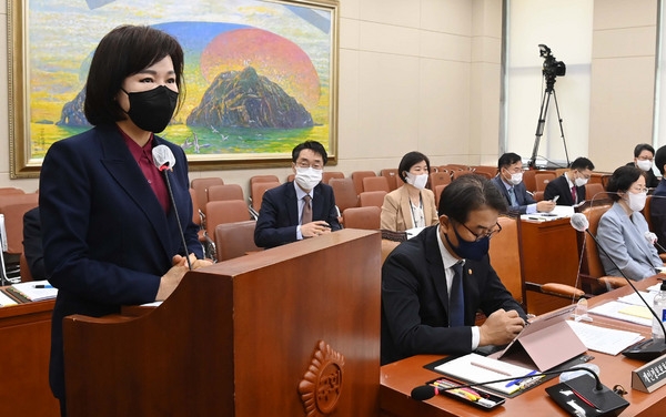 22일 서울 여의도 국회에서 열린 정무위원회 전체회의에서 전현희 국민권익위원장이 이해충돌 방지법 제정안 가결 후 인사말을 하고 있다. (사진=뉴시스)