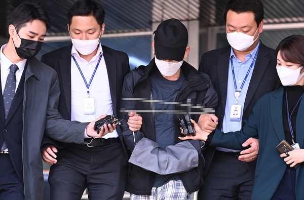 지난 21일 경기 수원남부경찰서에서 3기 신도시 개발부서에서 근무하며 얻는 미공개 정보를 이용해 토지를 매입한 혐의로 구속된 한국토지주택공사(LH) 직원 A씨가 검찰로 송치되고 있다. LH 사태라 불리는 한국토지주택공사 직원들의 투기 행태는 공직자의 이해충돌방지법 제정에 윤활유 역할을 하고 있다. (사진=뉴시스)