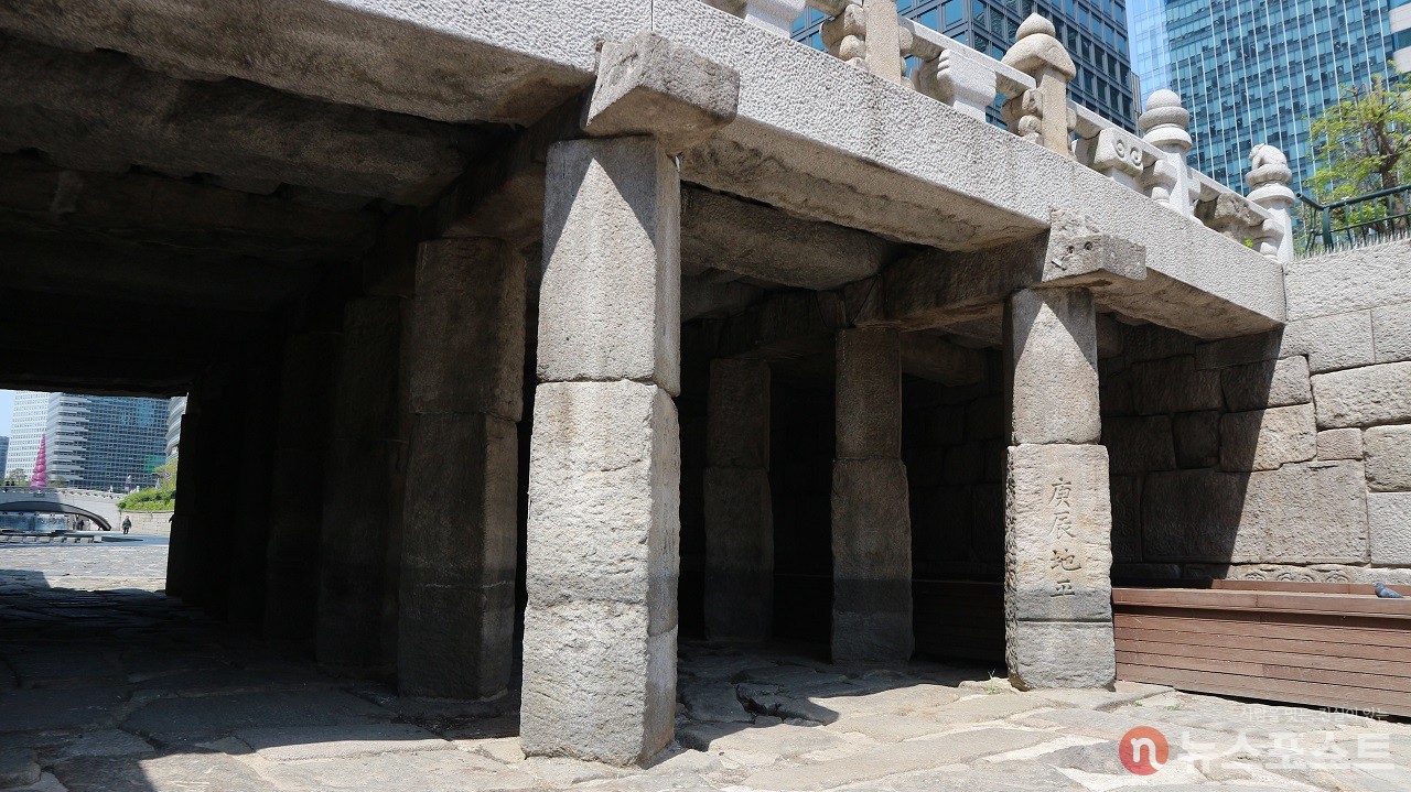 광통교. 조선 시대의 돌과 기둥을 구조물로 사용했다. (사진=뉴스포스트 강대호 기자)