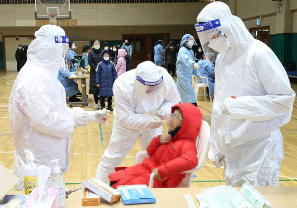 코로나19 검사를 받고 있는 어린이. (사진=뉴시스)