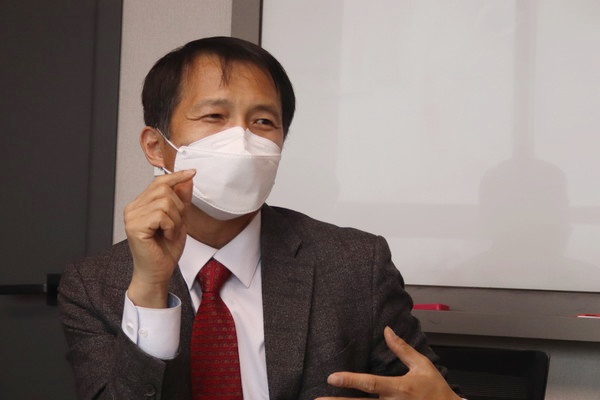 지난 24일 서울 송파구 수륜아시아 사무실에서 변호사 멘토링을 진행하는 송기호 변호사. (사진=뉴스포스트 김혜선 기자)