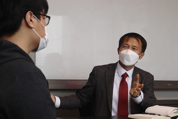 세상에 비리가 없으면 좋겠다는 양희준 군. 송기호 변호사가 조언을 해주고 있다. (사진=뉴스포스트 김혜선 기자)