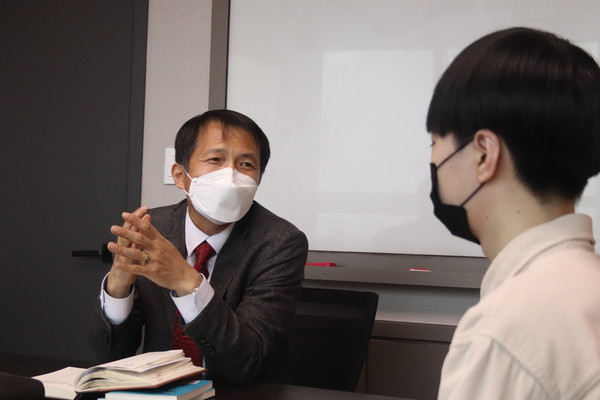 인공지능은 변호사를 대체할 수 있을까? 박승환 학생이 묻자 송 변호사가 답변하고 있다. (사진=뉴스포스트 김혜선 기자)