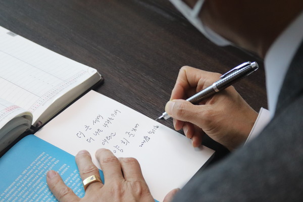 송기호 변호사의 선물 증정식. (사진=뉴스포스트 김혜선 기자)