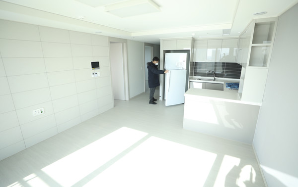 역세권 청년주택 '용산 베르디움 프렌즈아파트'의 입주가 시작된 지난 2월 15일 관계자가 내부를 살펴보고 있다. (사진=뉴시스)