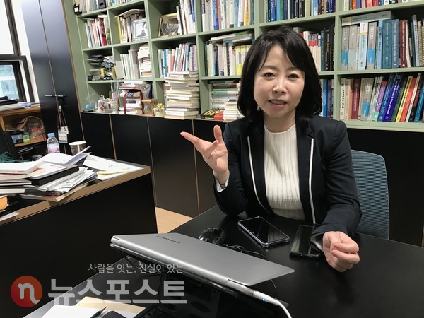 '경쟁 분노 사회'를 극복할 방안으로 '너는 너고 나는 나다'라는 게슈탈트적 사고방식을 주문한 곽 교수. (사진=뉴스포스트 이상진 기자)