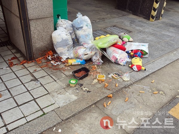 르포 빌라 앞 음식물 오물주택가 쓰레기분리수거 ‘엉망 7351