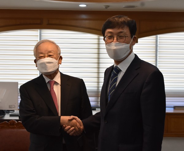 ​고용노동부는 지난 4월 20일 서울 중구 서울지방고용노동청에서 ILO 핵심협약 비준서 기탁식을 개최했다. 이를 통해 문재인 정부의 노동 분야 국정과제의 하나인 ILO 핵심협약 비준이 마무리됐다. 그러나 손경식 경총 회장은 가이 라이더 ILO 사무총장에게 서한을 보내 “경영계 의견이 반영되지 않았다”며 유감과 우려를 표명했다. 사진은 지난 4월 8일 손경식 경총 회장(좌측)과 이호승 청와대 정책실장의 면담 모습  (사진=경총)