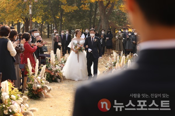 코로나19로 결혼식 하객들 모두 마스크를 착용해야 한다.  (사진=C 씨 제공)