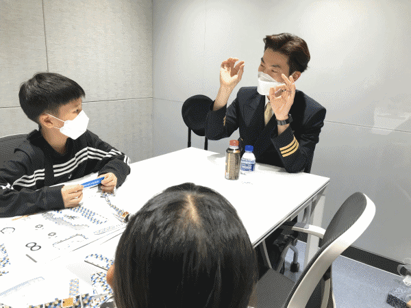 최정원 군과 이승희 양에게 파일럿의 삶에 대해 설명하는 윤원상 부기장. (사진·편집=뉴스포스트 이상진 기자)