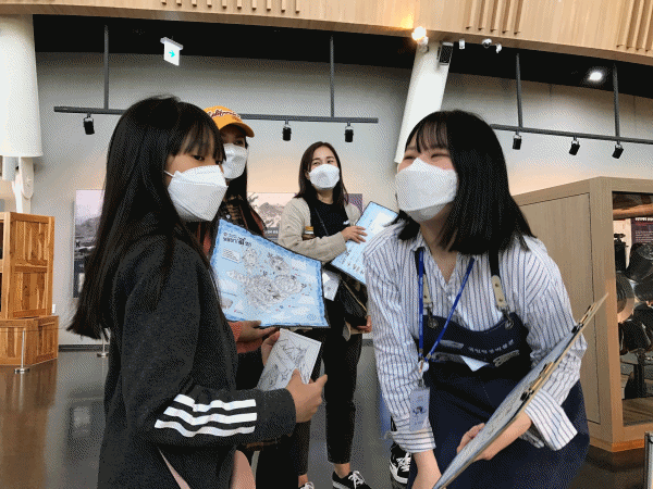 신수민 국립항공박물관 교육서포터즈가 전시관을 설명하고 있다. (사진·편집=뉴스포스트 이상진 기자) 