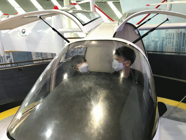 최정원 군과 이승희 양이 국립항공박물관 체험 프로그램에 참여하고 있다. (사진·편집=뉴스포스트 이상진 기자)