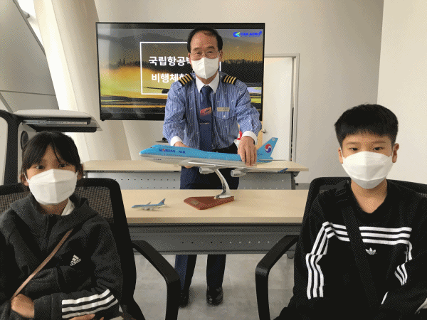 조종관제체험실 교육을 진행하는 김우식 국립항공박물관 강사. (사진·편집=뉴스포스트 이상진 기자)