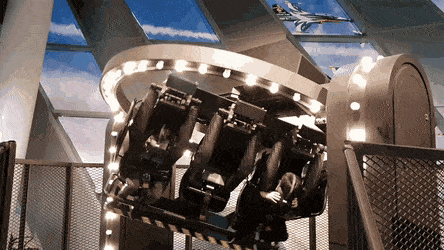 대한민국 공군 특수비행팀 '블랙이글' 전투기를 가상 체험하는 최정원 군과 이승희 양. (사진·편집=뉴스포스트 이상진 기자) 