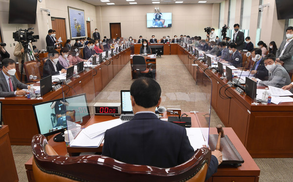 산업통상자원중소벤처기업위원회 전체회의가 열린 13일 서울 여의도 국회에서 이학영 위원장이 의사봉을 두드리고 있다. (사진=공동취재사진)