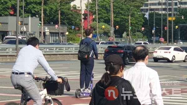 개정 도로교통법 시행 첫날인 13일. 한 시민이 공유 킥보드를 이용하고 있다(사진=뉴스포스트 홍여정 기자)