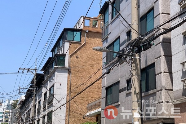 13일 서울 송파구 인근 주택가에 공중케이블선이 엉켜있다. (사진=뉴스포스트 이별님 기자)