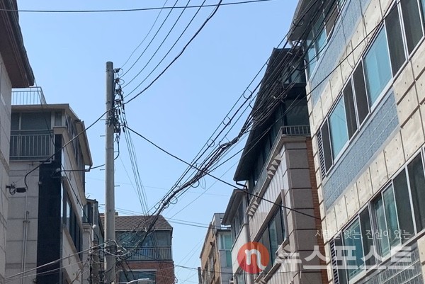 13일 서울 송파구 인근 주택가에 공중 케이블선이 엉켜있다. (사진=이별님 기자)