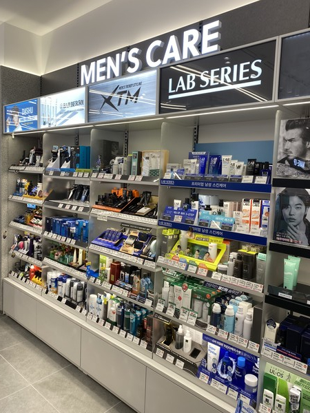 (드러그스토어에 맨즈케어 용품이 즐비하다. 사진=조유라 기자)