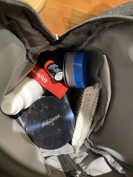 (안 씨가 들고 다니는 가방 속. 쿠션과 색조립밤이 눈에 띈다 사진=조유라 기자)