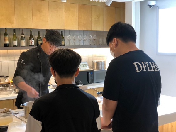 최현석 셰프가 직접 학생들에게 봉골레 알리오올리오 파스타 요리법을 가르쳐주고 있다. (사진=뉴스포스트 홍여정 기자) 