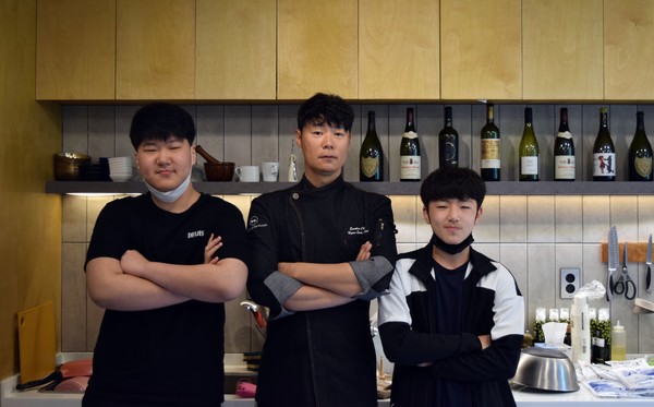 지난 15 일 서울 성동구 위플이앤디에서 열린 마이리틀히어로 셰프 멘토링에서 (왼쪽부터) 양재훈 군, 최현석 셰프, 하위찬 군이 기념사진을 촬영하고 있다. (사진=뉴스포스트 홍여정 기자)