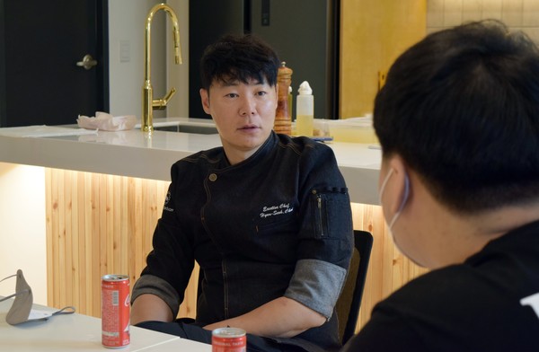 지난 15일 서울 성동구 위플이앤디 사무실에서 셰프 멘토링을 진행하는 최현석 셰프. (사진=뉴스포스트 홍여정 기자)