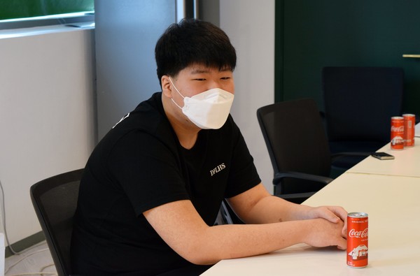 양재훈 군이 요리사가 되기 위해 필요한 자질에 대해 묻고 있다. (사진=뉴스포스트 홍여정 기자)