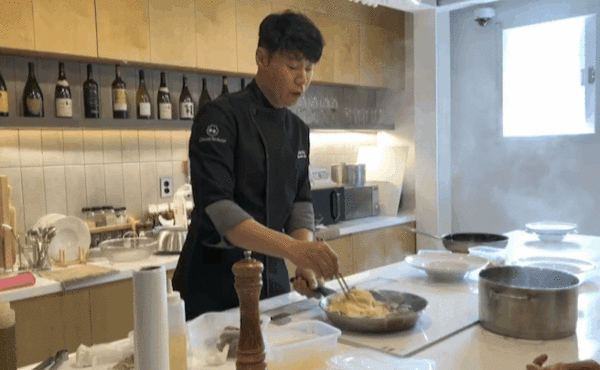 최현석 셰프가 봉골레 알리오 올리오 파스타를 만들며 요리 팁을 알려주고 있다. (사진=뉴스포스트 홍여정 기자) 