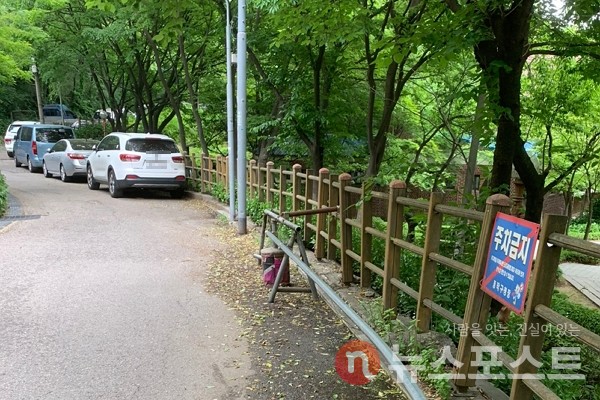 지난 20일 서울 동작구의 한 사립 대학교 캠퍼스 인근 도로 옆 울타리에 주차 금지 팻말이 붙어있다. (사진=뉴스포스트 이별님 기자)
