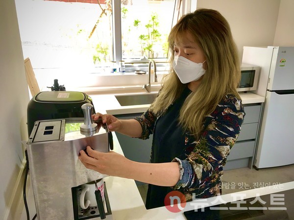 지수 씨가 공용 공간에서 커피를 내리고 있다. (사진=뉴스포스트 이상진 기자)