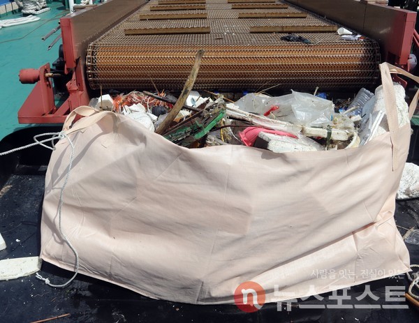 부둣가 한 곳에서 수거한 쓰레기가 300kg 수거망에 다 들어가지 않고 있다. (사진=이해리 기자) 