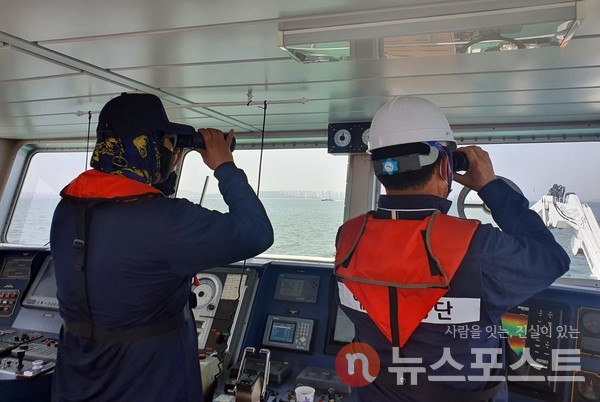 이정훈 선장과 항해사가 쌍안경으로 쓰레기를 찾고 있다. (사진=이해리 기자)