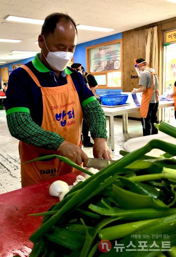 김 기관사는 고된 항암치료 후유증을 '봉사'로 극복했다고 했다. (사진=뉴스포스트 이상진 기자)